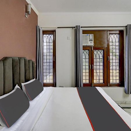 Отель Super Capital O Uk House Residency Гургаон Экстерьер фото