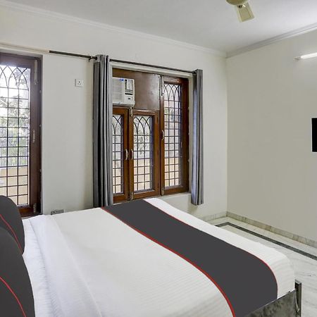Отель Super Capital O Uk House Residency Гургаон Экстерьер фото